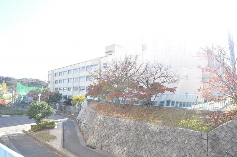 中学校　神戸市立高倉中学校（中学校）まで1086m