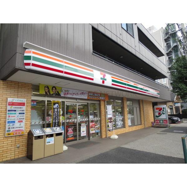 コンビニ　セブンイレブン北区志茂駅前店（コンビニ）まで130m