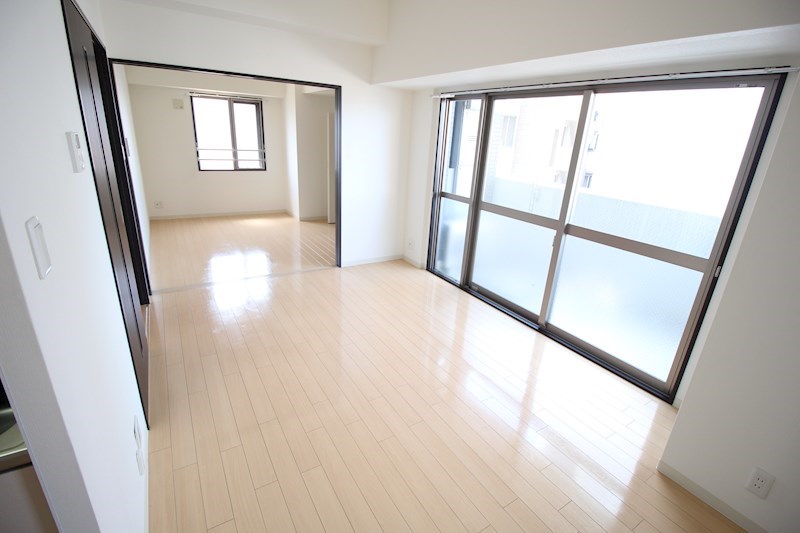 居室・リビング　角部屋で出窓付き♪
