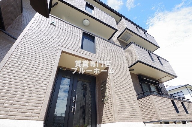 建物外観　軽量鉄骨造3階建ての物件！
