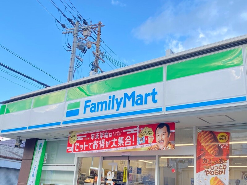 コンビニ　ファミリーマート（コンビニ）まで711m