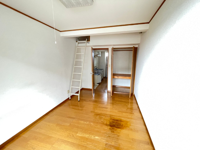 居室・リビング　洋室７帖ございます。