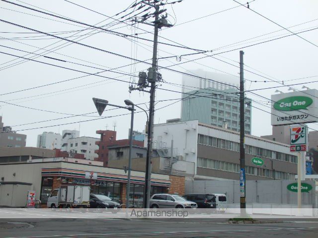 コンビニ　セブンイレブン（コンビニ）まで121m