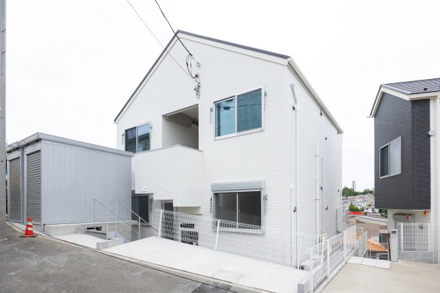 建物外観　白の清潔感のあるシンプルな外観