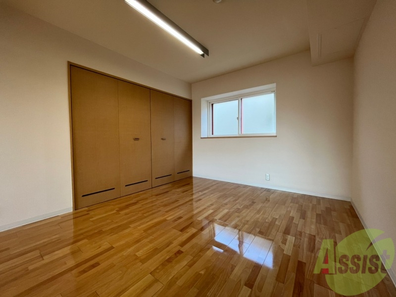 その他部屋・スペース　寝室はこちらです。光が差し込む、温かみのあるお部屋です。