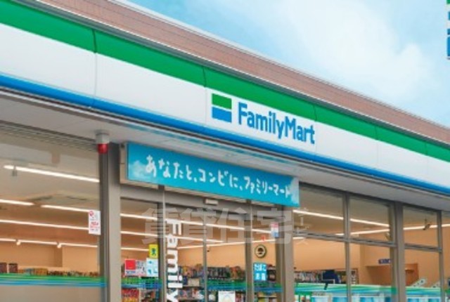 コンビニ　ファミリーマート　城陽平川（コンビニ）まで714m