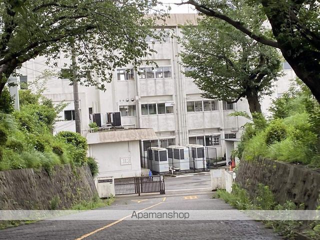 小学校　藤沢市立大越小学校（小学校）まで302m