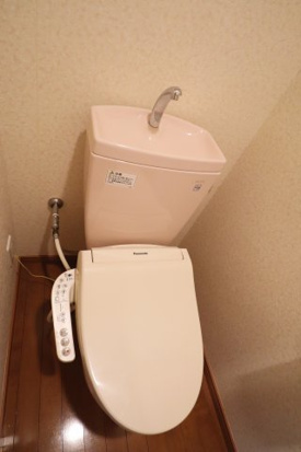 トイレ　落ち着いた色調のトイレです