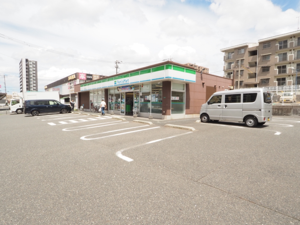 コンビニ　ファミリーマート 小倉朝日ヶ丘店（コンビニ）まで299m