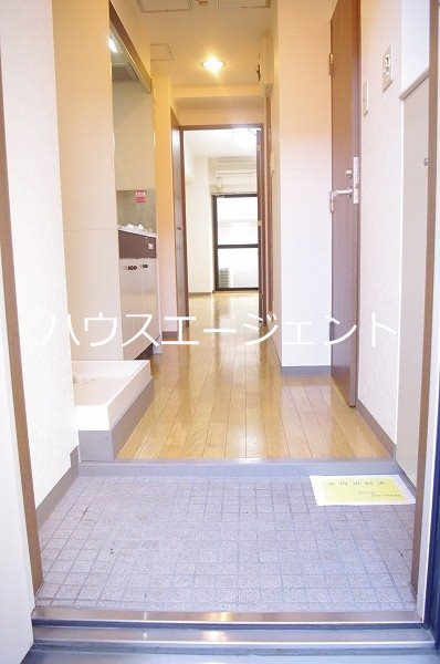 玄関　玄関にはシューズボックスもついています　※参考画像