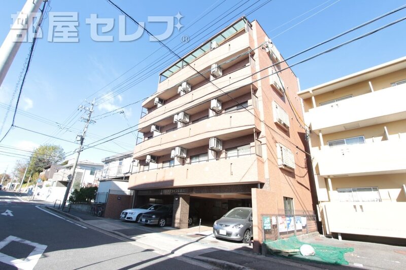 建物外観　タイル張りの立派な外観です。