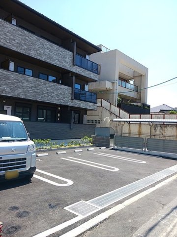 駐車場　駐車場があるので、車を買う予定の方も安心です