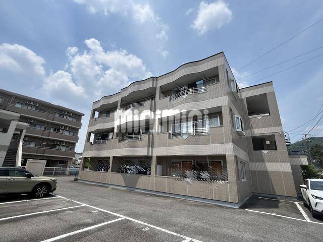 建物外観　鉄骨造マンション。