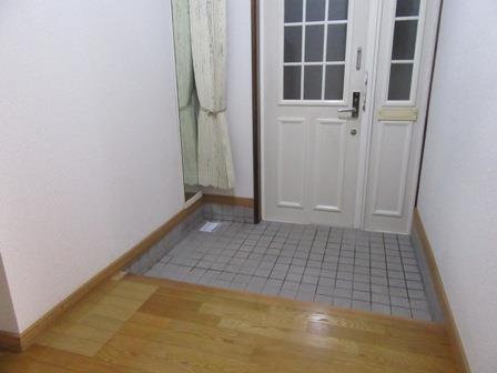 白樺台5丁目11-4借家の玄関写真