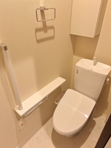 トイレ　手すり付きでつまづき防止/便座/ウォシュレット付き