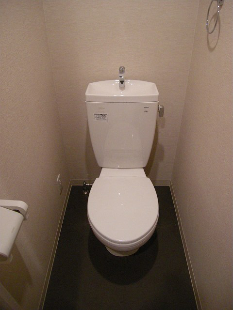地下鉄谷町線 南森町駅 徒歩5分 13階建 築17年のトイレ写真