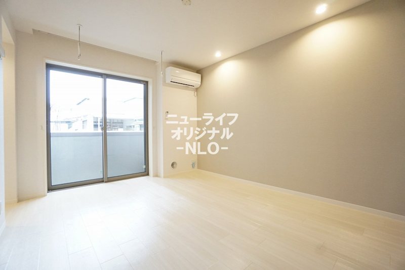 居室・リビング　アクセントクロスやダウンライトでお洒落な住空間を演出。