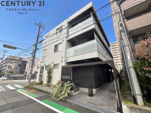 建物外観　オートロックで外部の人間が簡単に出入りできないため安心です。