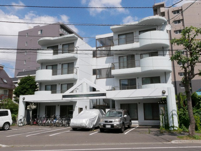 札幌市北区北二十一条西のマンションの建物外観