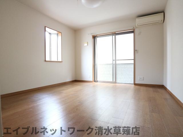 居室・リビング　こちらの居間で趣味の時間をお楽しみください