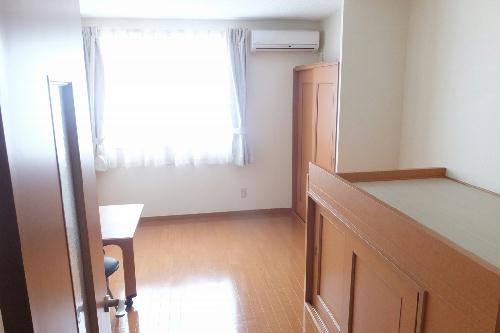 居室・リビング　収納スペースが多いお部屋です。