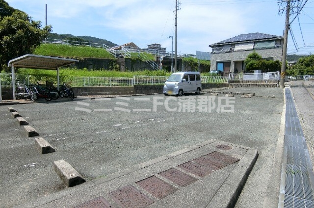 【蒲郡市金平町のアパートの駐車場】