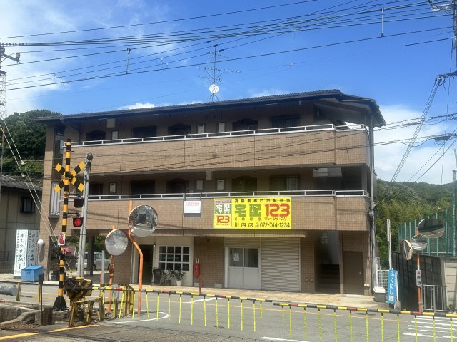 【川西市鴬の森町のマンションの建物外観】