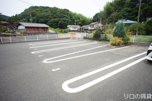 【カルムプロムナードの駐車場】