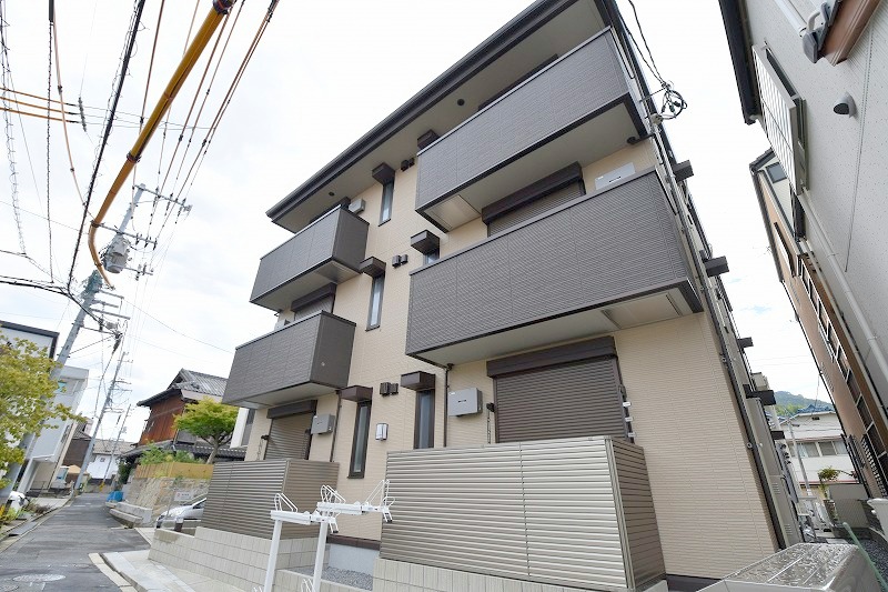 広島市西区草津本町のアパートの建物外観