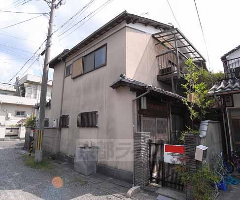 深草大亀谷大山町貸家の建物外観