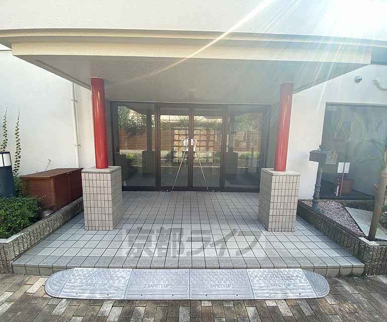 【京都市右京区嵯峨天龍寺瀬戸川町のマンションのエントランス】