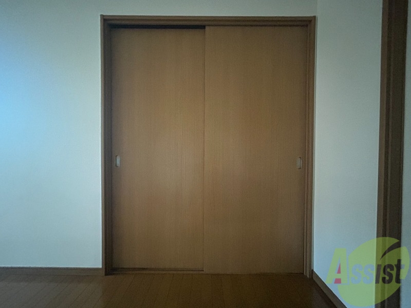 収納　高さのあるクローゼットなので丈の長い服もかけることが出来ます