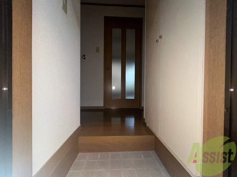 玄関　段差の低い玄関なので転びにくくなっております