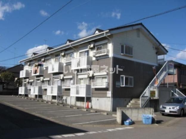 下野市駅東のアパートの建物外観