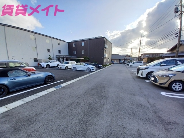 【四日市市大字西阿倉川のマンションの駐車場】