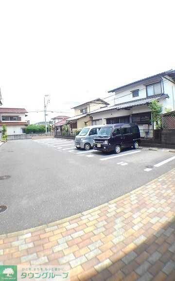 【スカイヴィレッジ　Bの駐車場】