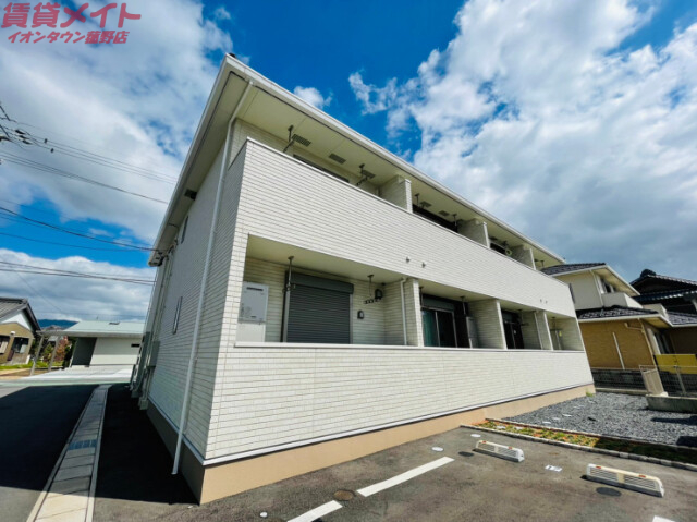 【いなべ市員弁町下笠田のアパートの建物外観】