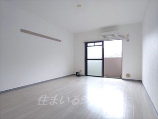 居室・リビング　ゆったり１０帖の洋室。エアコン付き