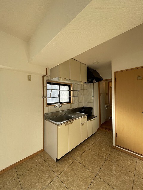 キッチン　※別室同じ間取りの写真。現況を優先します。