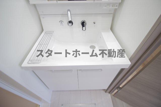 洗面設備　ゆったりとスペースのある洗面所