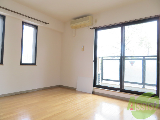 居室・リビング　日差しがたっぷり入り明るいお部屋ですよー。