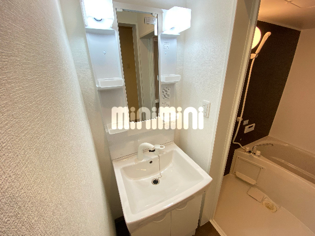 洗面設備　朝の支度が楽です。