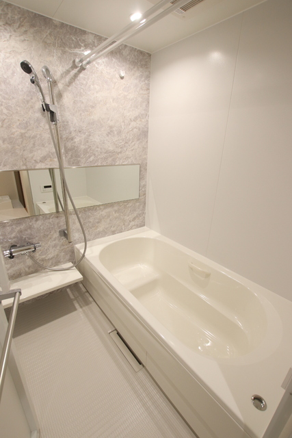 バス・シャワールーム　浴室暖房乾燥＋追焚機能付きのバスルーム♪