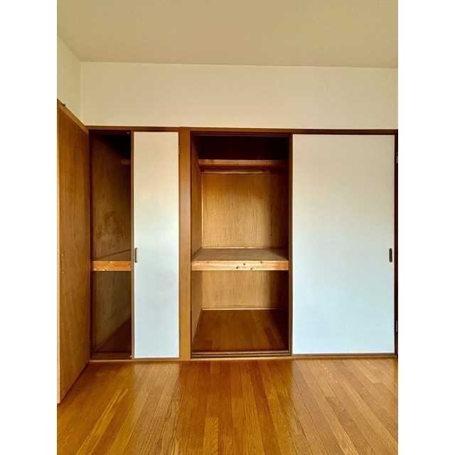 収納　バルコニー側洋室押し入れ