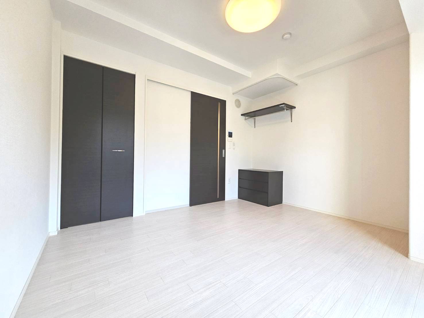 居室・リビング　白基調の洋室です。