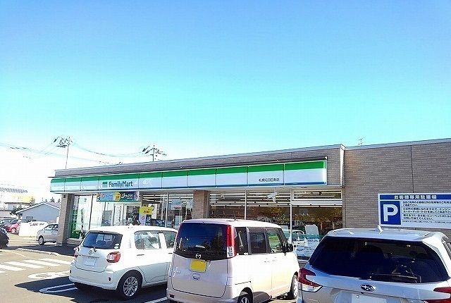 コンビニ　ファミリーマート屯田6条店（コンビニ）まで150m