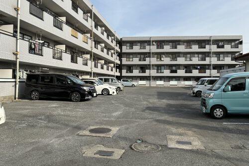 駐車場　敷地内駐車場、別途契約月々４，４００円（税込）
