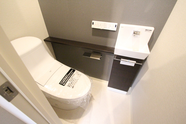 トイレ　※同じ間取りの別室の参考写真です。