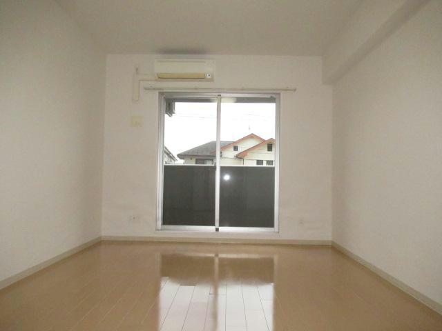 居室・リビング　洋室入口から