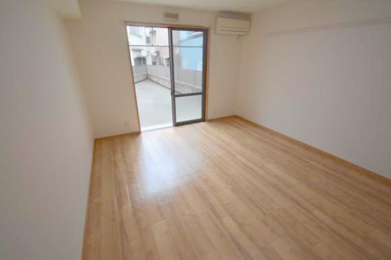 居室・リビング　朝には心地よい光が差し込む、このお部屋でお休みください。